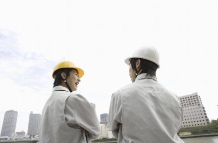 談笑する作業服の男性二人